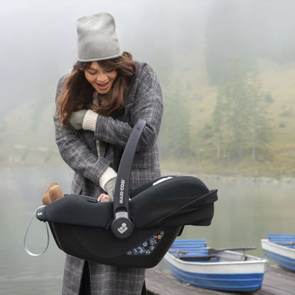 Maxi-Cosi CabrioFix i-Size, Babyschale, 0–12 Monate, max. 12 kg, leichter i-Size Kindersitz (3,2 kg), Sonnenverdeck, gepolsterter Sitz, für viele Maxi-Cosi Kinderwagen, Essential Black